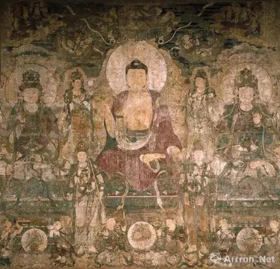  药师佛左右有日光菩萨和月光菩萨结跏趺坐于莲花宝座之上，与药师佛一起形成“药师三尊”，又称为“东方三圣”。