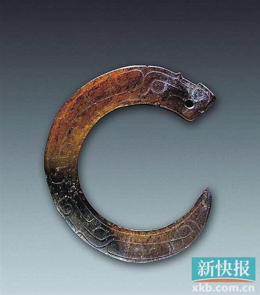 曲体玉龙 西周 陕西省长安县普渡村出土。器呈黄褐色,造型为“c”字形。头部较大,长眉,椭圆形长梢眼,口微张,鼻向上勾卷,器身弯曲状,由粗变细,尾呈尖状,向上勾卷,器身阴刻勾连云纹、眼目纹、二字纹等,口部镂空一小孔。此器造型是商代卷体玉龙的延续,但造型趋于平面化,背少雕脊齿,纹饰中少见重回纹及雷纹。相比商代,周代早期玉龙在雕刻技法和纹饰上有所变化。玉龙的嘴部、唇上翘并有角度。周初龙角也比商代小,但根部较大,躯体比商代瘦长,纹饰也较复杂化。西周中晚期,身躯更细长,无角,代替龙角的是花叶形耳朵,东周时出现卷云形耳。周代玉龙大多不雕刻腿和足。