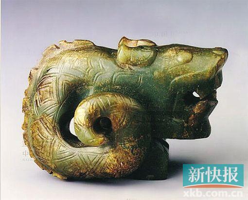 玉龙 商后期 1976年河南省安阳市殷墟妇好墓出土。器玉质呈墨绿色,间有褐色沁斑。圆雕玉龙,龙首微昂,双角后伏,“臣”字状目,眼珠突起,鼻部微凸,张口露齿。龙身于右侧盘曲,尾尖内卷,两短足前屈,各有四趾。中脊饰扉棱,身、尾饰双线阴勾菱形纹、鳞纹,左足外侧饰云纹。 龙是商代造型艺术中最重要的母题,习见于青铜器、玉器、骨角器的装饰中。在龙的刻画中,眼部多作“臣”字状,身、尾多饰鳞纹、菱形纹,中脊以扉棱表现。这些程式化的纹样,既反映了商代艺术的成熟,又是时人对于龙的诠释。