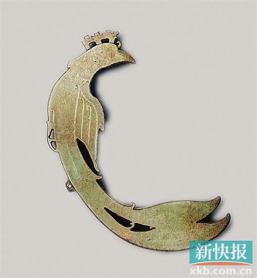 玉凤佩 商后期 1976年河南省安阳市殷墟妇好墓出土。 黄褐色,镂空雕刻。形状为侧首回身状,头似公鸡,头顶有齿脊状冠。圆眼,尖喙,胸部向外凸起,与尾连成弧线形。短翅长尾,尾翎分开两叉。爪卧胸下,背中间有一突,突中有一小圆孔,可佩带。翅膀上雕刻四条阳线以饰翎纹。造型优美,线条流畅,制作精细。此玉凤翅上雕琢的羽翎纹用的是浅浮雕的方式。而对于冠、翅、尾翎部位的虚实处理则反映出商代工匠已经熟练掌握了镂空、钻孔技术。