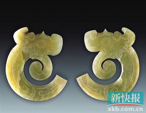 龙形玉饰 西周 河南省三门峡市上村岭虢国墓地1662号墓出土。玉为浅绿色,半透明,器表有光泽。体扁平,呈“c”字形状。龙首雕刻宽大,头上饰一长角,头顶起尖脊,椭圆形眼,口部大张,上唇向上勾卷,长舌呈长条形向颈下勾卷。龙躯体卷成弯勾形,尾端平齐。龙的边缘随器形雕琢单阴线轮廓线,身躯中部刻双线勾云纹。此器造型优美别致,特别是龙嘴部形状特殊。玉质光润亮泽,纹饰流畅。