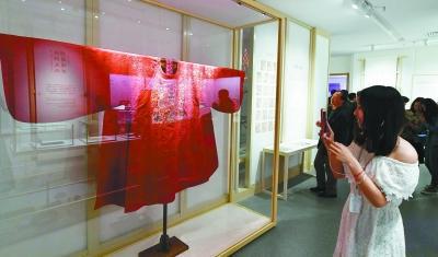 民办馆江南文化丝绸博物馆展出的复制龙袍。 本报记者 冯芃摄