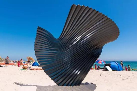 Benjamin Storch， Yielding， Sculpture by the Sea， Cottesloe 2017。 Photo Richard Watson