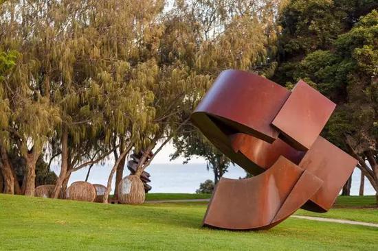 J?rg Plickat， Existence – Just a Loop in Infinity of Time， Sculpture by the Sea， Cottesloe 2017。 Photo Jessica Wyld