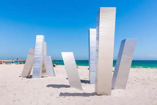 Aliesha Mafrici， Statis III， Sculpture by the Sea， Cottesloe 2017。 Photo Richard Watson