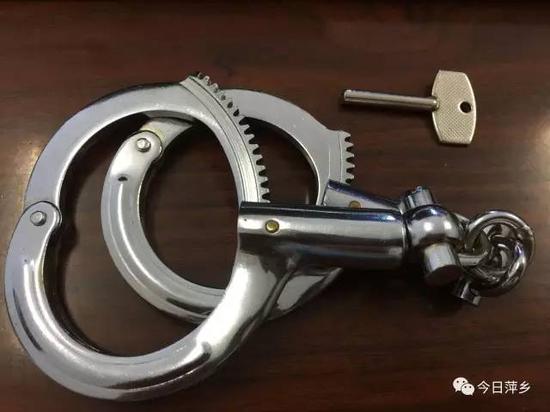 手铐闪闪发亮