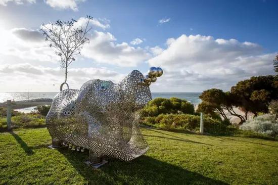 Tae Geun Yang， Pig of Fortune #2 （2nd Series）， Sculpture by the Sea， Cottesloe 2016。 Photo Jessica Wyld