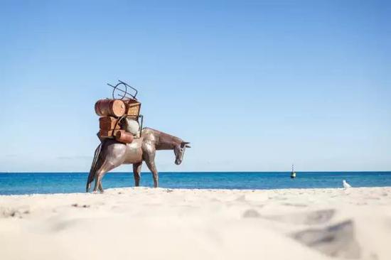 Suzie Bleach &amp; Andrew Townsend， A Burden， Sculpture by the Sea， Cottesloe 2016。 Photo Jessica Wyld