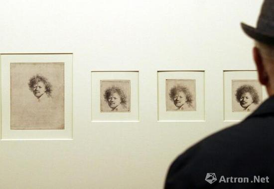 　　参观者在观看伦勃朗的自画像(资料图)。(新华社/路透/图)