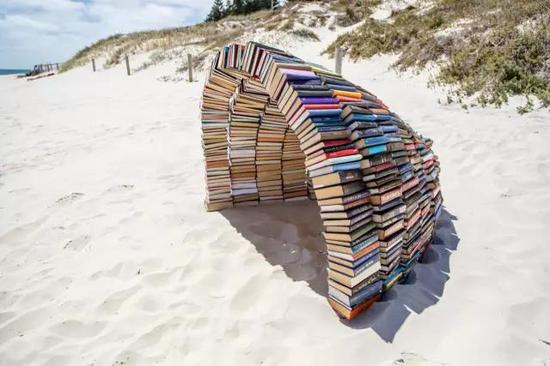 Juliet Lea， Book Cave， Sculpture by the Sea， Cottesloe 2016。 Photo Jessica Wyld