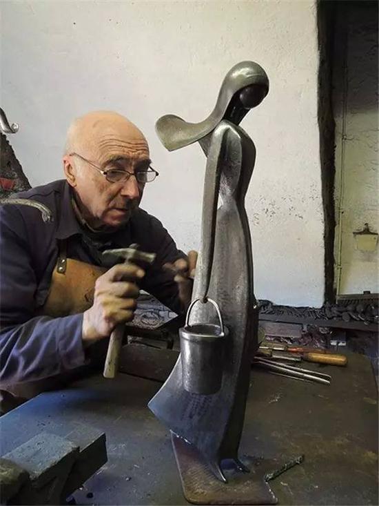 　　他从小就对废弃的旧工具和铁件有着浓厚的兴趣，并学会如何运用它们进行再创作。而这一干便是一辈子。