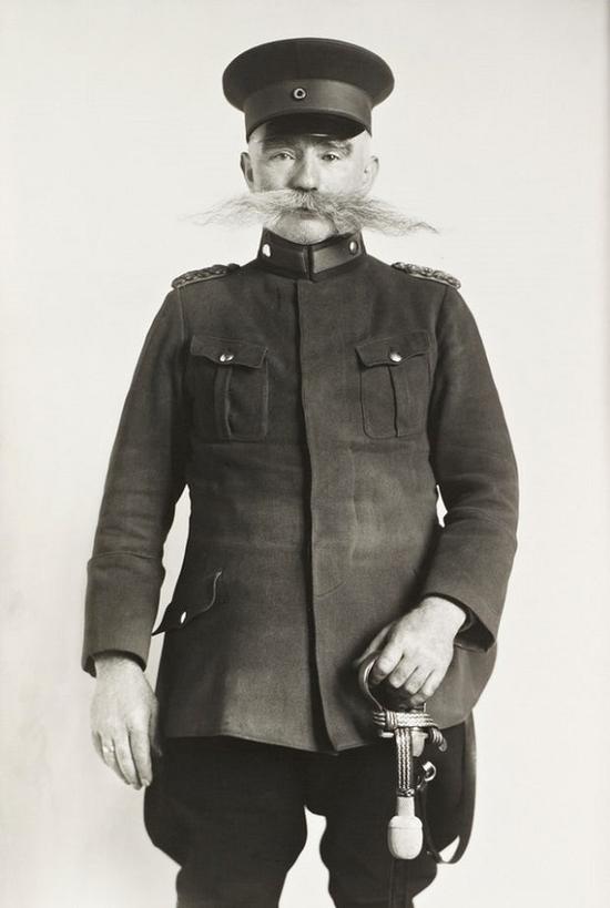 《警官》（Police Officer），奥古斯托·桑德，1925年