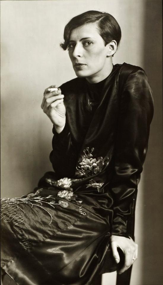《西德电台的秘书》(Secretary at West German Radio),奥古斯托·桑德,1931年