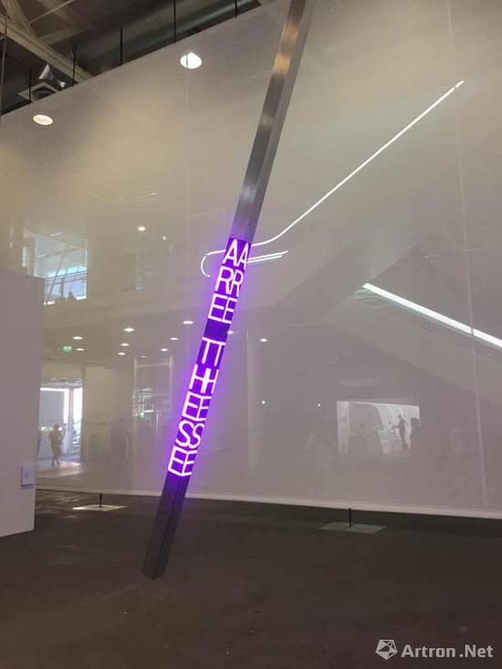 U1 Jenny Holzer，STATEMENT-redacted，2015。该作品是2017巴塞尔博览会“Unlimited”单元，由豪瑟沃斯画廊支持呈现的作品，在博览会同期，画廊还在距离巴塞尔1个小时车程的苏黎世空间推出了该艺术家的个展。