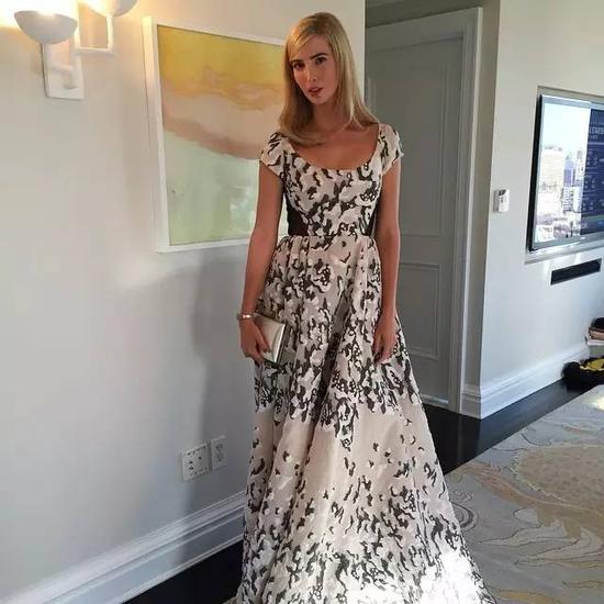伊万卡公寓内一幅Alex De Corte的画。图片:Courtesy of Ivanka Trump via Instagram