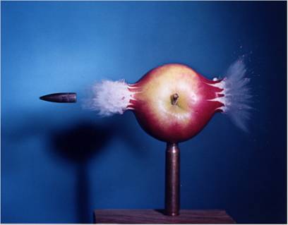 Harrold Egerton《Bullet Piercing Apple》（子弹刺穿苹果），1964。图片：Timeless Gallery （北京）