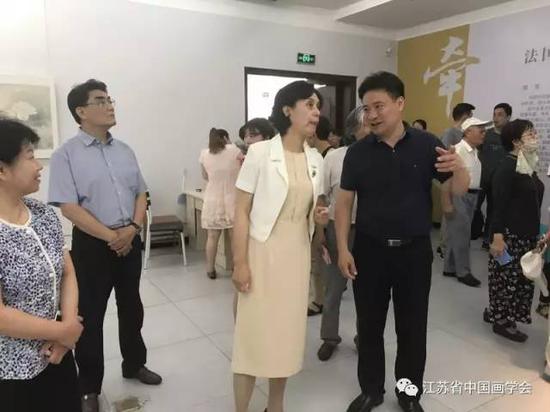 连云港市委常委、宣传部长 滕雯 与学会副会长兼秘书长 翟优在展览现场