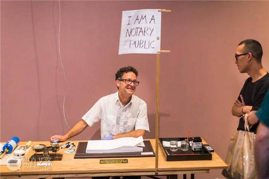 Paul Ramírez Jonas在新美术馆“Paul Ramírez Jonas:半真相”展览现场作品《Alternative Facts》管理自己的工作台。图片:Courtesy of the New Museum / Scott Rudd