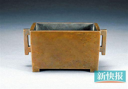 清 康熙 “大清康熙年制燕台施氏精造” 马槽炉