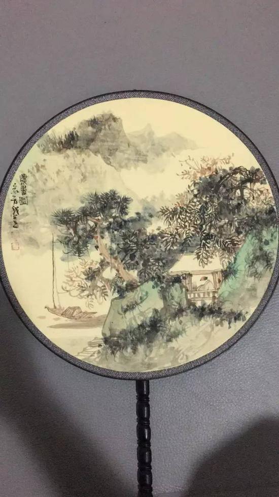 汪家芳  1959年生，上海人。1993年华东师范大学艺术教育系研究生毕业。中国美术家协会会员、上海美术家协会常务理事、上海美术家协会中国画艺术委员会会员。、上海书法家协会会员、上海中国画院画师。