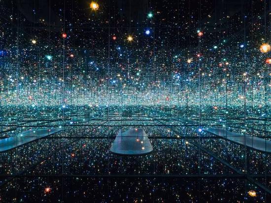 草间弥生，《无限镜屋》（Infinity Mirrored Room），图片：Courtesy of the Broad， Los Angeles