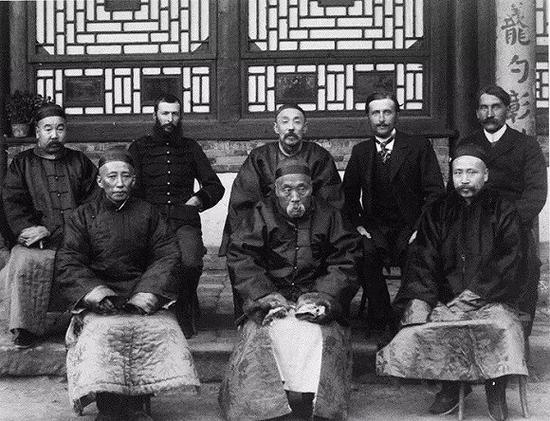 伯希和（后排右二）与中国的流放官员在乌鲁木齐