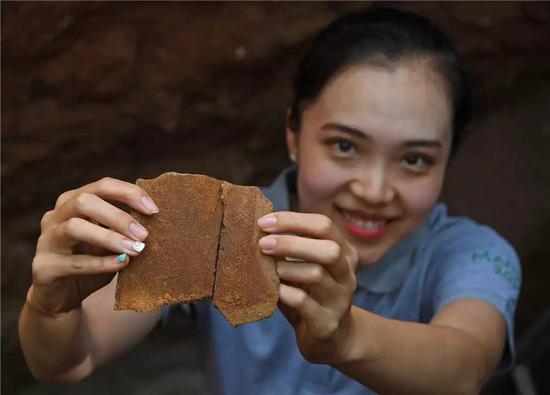 参与发掘曼达岛遗址的中山大学队员在现场发现了精美的陶片