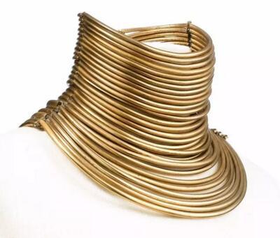 鎏金铜配橡胶链节马塞族项圈 由约翰·加利亚诺在巴加泰勒时装展推出面世

1998年春夏设计

估价：1,500－2,500欧元