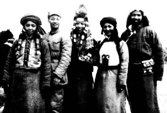 沈逸千(左二)与影片《塞上风云》演员合影