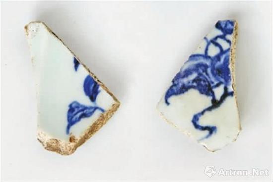 曼布鲁伊遗址出土的永乐青花瓷片( 图片由北京大学肯尼亚考古队拍摄)