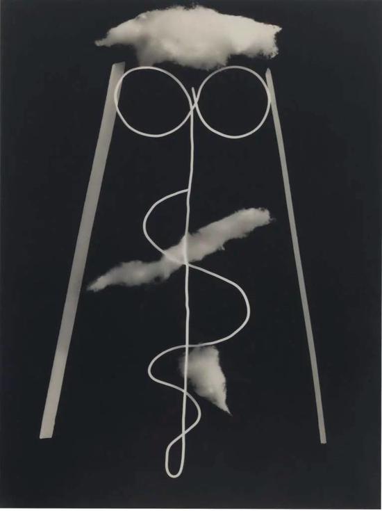 曼·雷《实物投影法》(Rayograph),1928。估价:15万到25万美元。图片:Image courtesy of Christie‘s Images Ltd。 2017