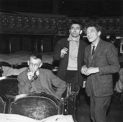 塞缪尔·贝克特、让·马利·塞罗（Jean-Marie Serreau）和阿尔贝托·贾科梅蒂在现场支持《等待戈多》排演，奥德翁剧院，1961年，摄影：鲍里斯·利普尼茨基（Boris Lipnitzki）