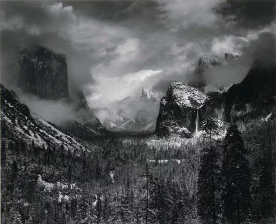 安塞尔·亚当斯（Ansel Adams），《冬日风暴散去》（Clearing WinterStorm），加州优胜美地国家公园（Yosemite National Park），1938年，估价：6万至8万美元。图片：Image courtesy of Christie‘s Images Ltd。 2017