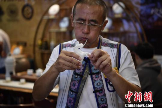 图为非遗传承人展示吹糖技艺。 刘冉阳 摄 图为非遗传承人展示吹糖技艺。 刘冉阳 摄