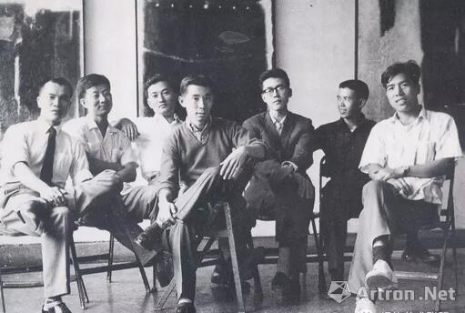 1961年第六届五月画会展览。左起：郭东荣／刘国松／庄喆／顾福生／韩湘宁／胡奇中／冯钟瑞