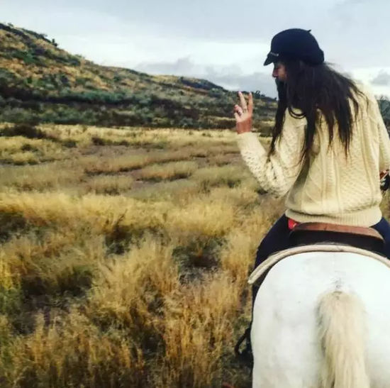 Melissa Bent 离开纽约艺术圈，（真的是）为了更绿的牧场。这张照片由她的艺术家丈夫 Michael Phelan 拍摄于德州 Marfa外的 Cibolo Creek