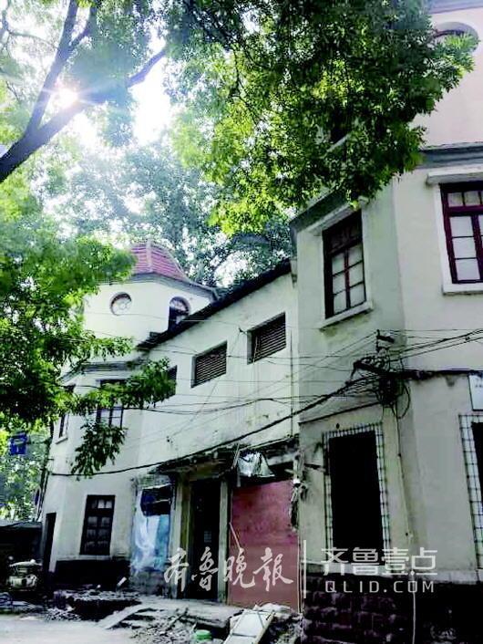 德国诊所旧址文物楼外建筑垃圾遍地,原本漂亮的楼体如今看上去破败不堪。