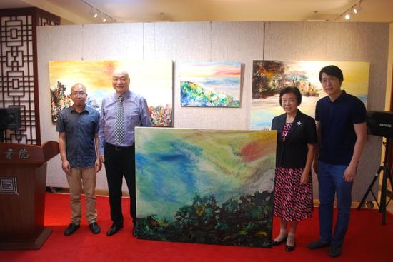 爱的旋律---李洪涛画展北师大坚净美术馆揭幕 李洪涛先生向北师大坚净美术馆赠送大型绘画作品,坚净美术馆馆长黎加多(左1) 旅美画家李洪涛(左2)北师大原党委书记刘川生(右2)北师大启功书院副院长于乐