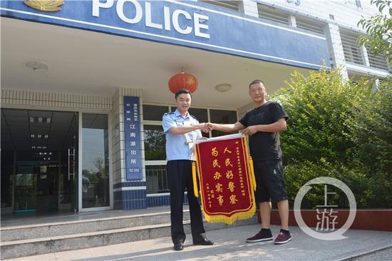 张先生带着锦旗感谢破案的民警。