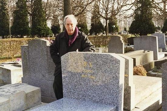 1998年，罗伯特在常玉墓前