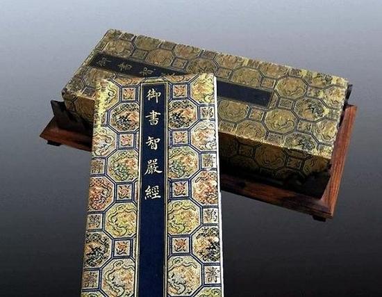 经书封面上绣印着“飞龙在天”、灵芝图案、以及“万”、“寿”的字样,代表了乾隆对自己寿辰的预祝