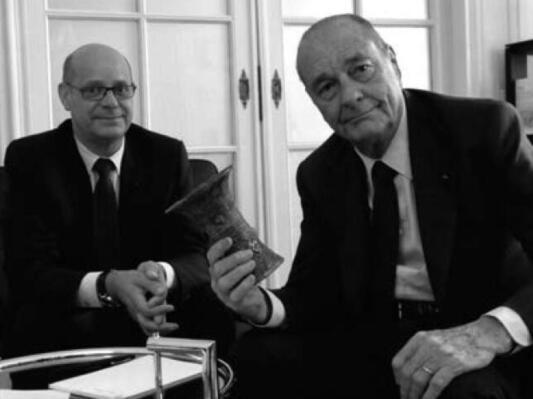 （图左）法国古董商戴克成（Christian Deydier）和法国前总统希拉克（Jacques Rene Chirac）（图右）一起。