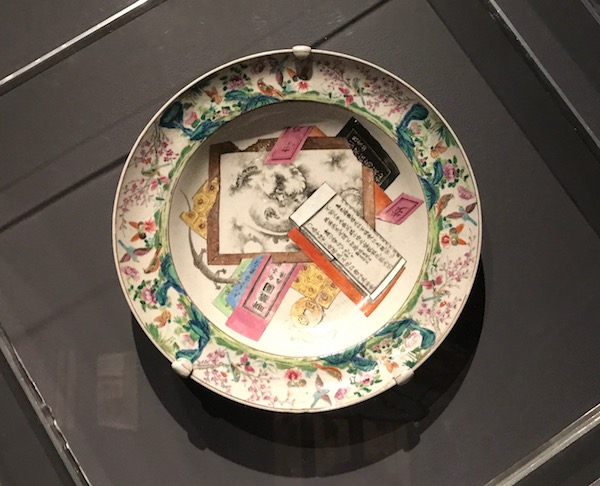 粉彩龙纹磁盘,藏于美国迪美美术馆(Peabody Essex Museum)
