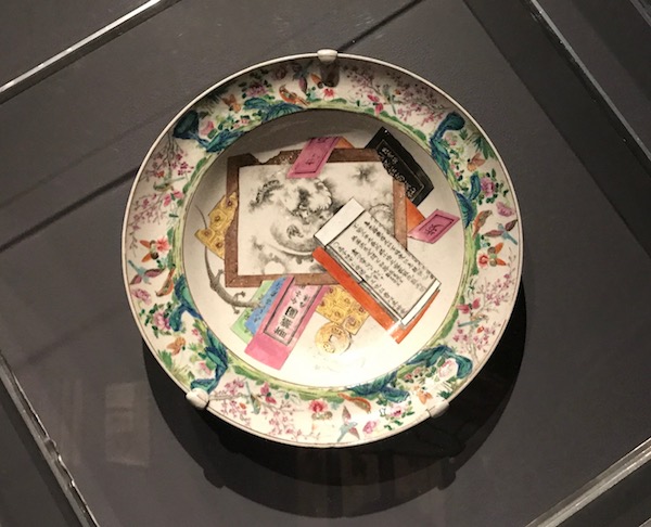 粉彩龙纹磁盘，藏于美国迪美美术馆（Peabody Essex Museum）