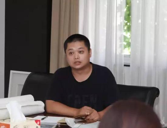 南京市花鸟画研究会常务副秘书长何柳，就研究会现有活动计划及未来活动发展向理事会做出汇报。