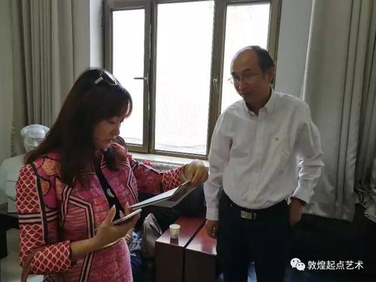 新疆自治区晚报记者采访刘灿铭