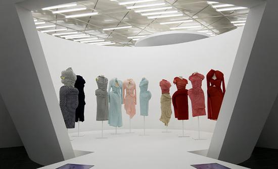 “川久保玲与中间艺术”展览现场再现了1997年的“裙子遇上身体”