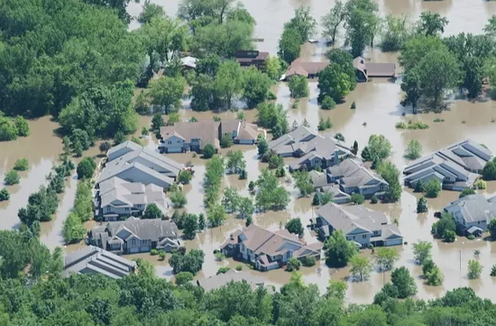 2008年6月13日，一幅爱荷华城内被爱荷华河淹过的鸟瞰图。这场洪水也同时破坏了爱荷华大学美术馆。图片： Photo by David Greedy/Getty Images