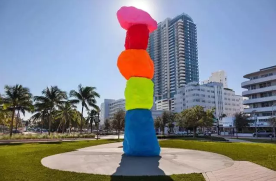 Ugo Rondinone，《迈阿密山》（Miami Mountain， 2016）。图片： Photo ? Zachary Balber。 Courtesy of TheBass， Miami Beach。这个图腾柱式雕塑碉是美术馆有信心收藏的那类永久性作品的代表