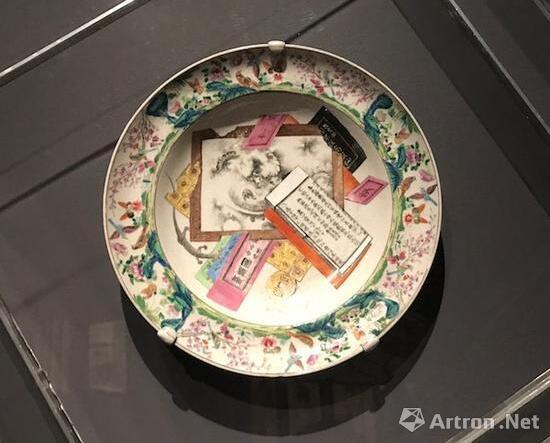 粉彩龙纹磁盘，藏于美国迪美美术馆(Peabody Essex Museum)